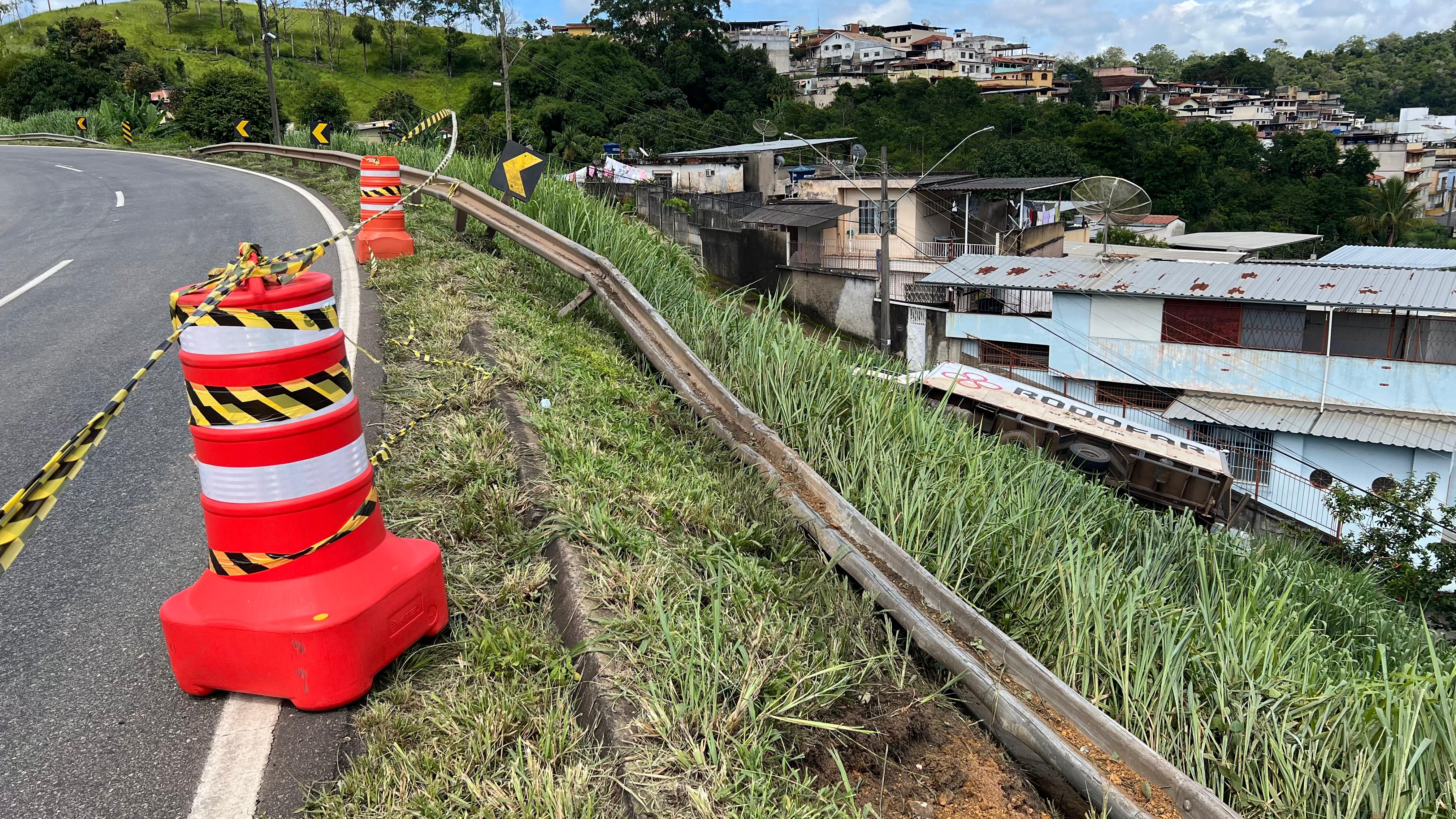 Caminhão carregado com material hospitalar tomba e cai em ribanceira na BR-040 em Santos Dumont